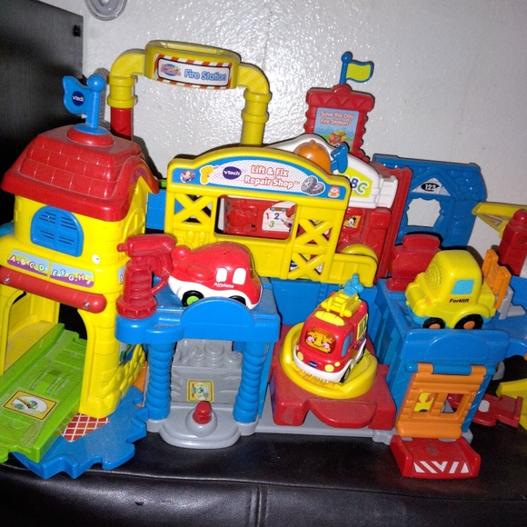 VTech Go! Go! Smart Wheels - Lift & Fix Repair , school house,train station bund - Picture 2 of 4